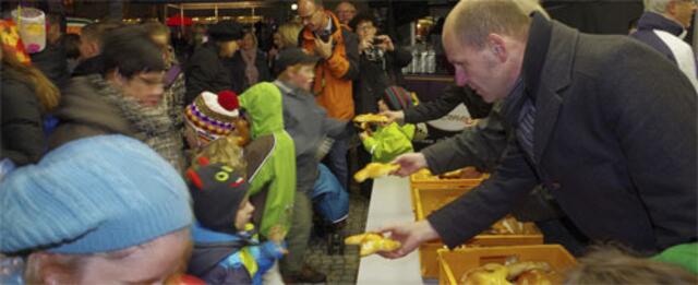 Foto: Singens neuer OB Bernd Häusler beteiligte sich erstmals beim Verteilen der gebackenen Martinsgänse nach dem Umzug am Sonntag. swb-Bild: of