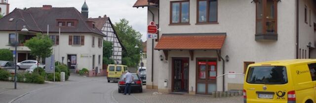 Foto: Sechs Geschäftsstellen auf dem Land will die Sparkasse Singen-Radolfzell bis zum 1. Oktober schließen. Zusätzlich wird die Filiale Forststraße in Singen-Süd zur SB-Bank ohne Personal. Im Bild die Geschäftsstelle Friedingen, bei der sich die Kunden dann na