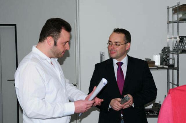 Foto: ARB-Gründer Andreas Brügel mit Minister Peter Friedrich beim Wahlkampftermin. swb-Bild: pr