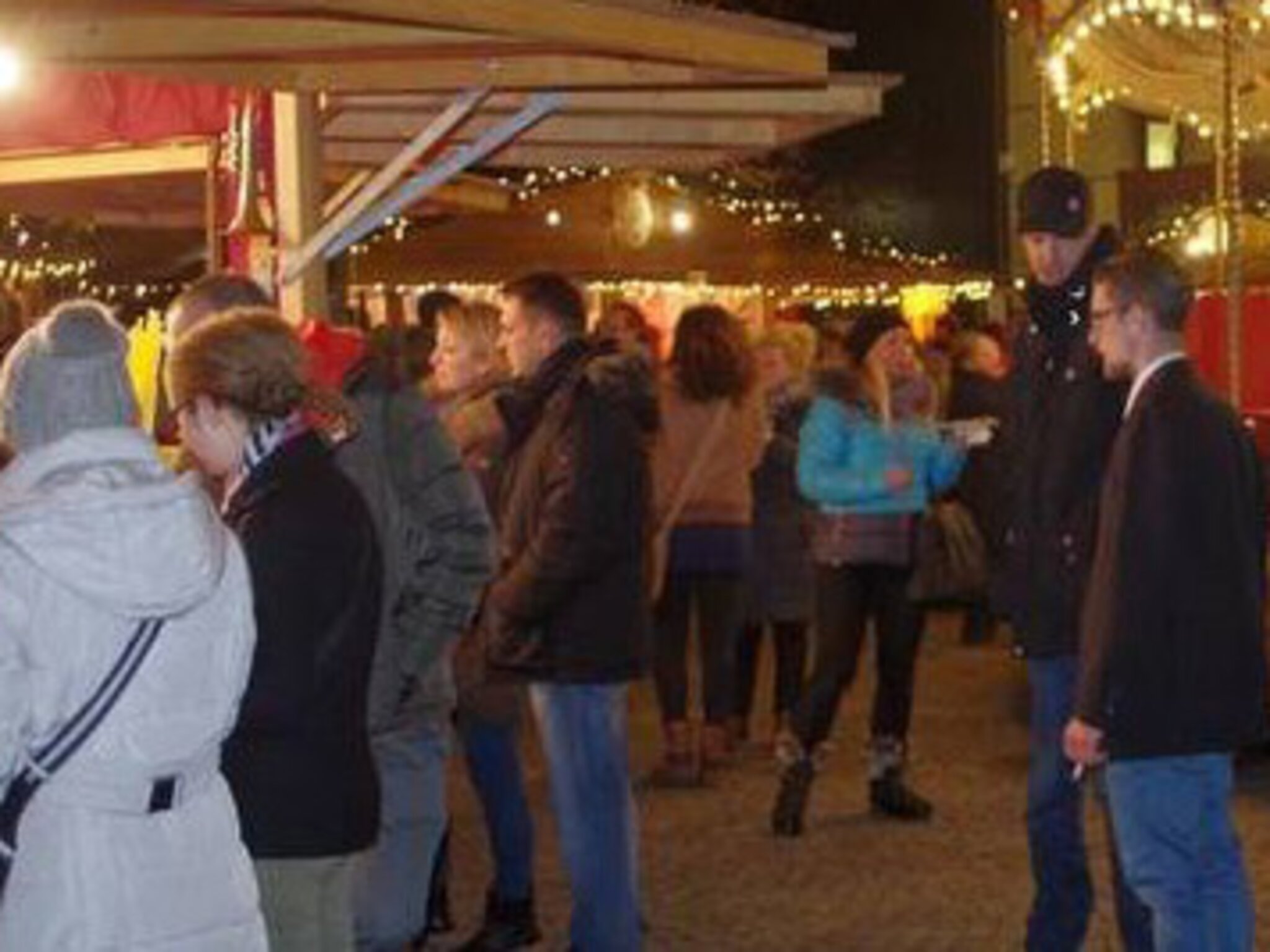 Weihnachtsmarkt lockte schon am Eröffnungsabend tausende Besucher ...