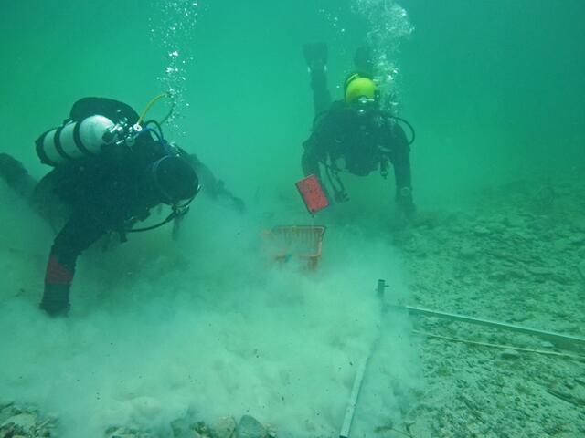 Taucharchäologie | Foto: Die Taucharchäologen bei der Arbeit unter Wasser. swb-Bild: tg.ch
