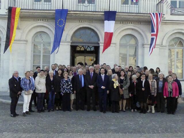 Champagnole Jumelage | Foto: Die Delegationen vor dem Rathaus von Champagnole im Rahmen der Jumelage-Jubiläumsfeiern. swb-Bild: Gemeinde Gottmadingen