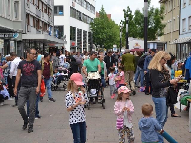 Jugenflohmarkt Singen | Foto: Viel Andrang beim 35. Jugendkulturtag und Jugendflohmarkt in der Fußgängerzone. swb-Bild: stm