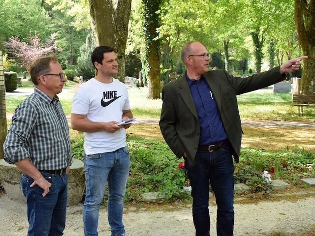 Friedhofsgebühren Radolfzell  | Foto: Der Abteilungsleiter der technischen Betriebe Andreas Baumann, Jan Drews von der Friedhofsverwaltung und Thomas Nöken , Fachbereichsleiter Bauen, (von links nach rechts) erläuterten bei einem Rundgang auf dem Waldfriedhof die neue Bestattungsgebührenordnu