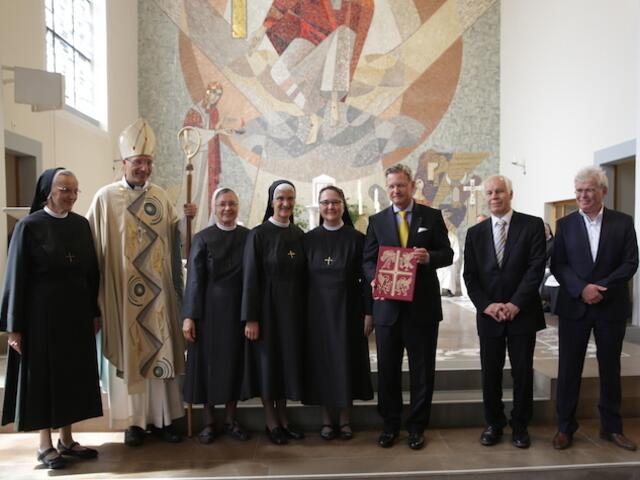 Hegne Stiftung | Foto: Schwester Benedicta-Maria, aktuelle Provinzoberin, Weihbischof Michael Gerber, Schwester Maria Paola, künftige Provinzoberin, Sr. Marija, Generaloberin aus Ingenbohl, Sr Birgit-Maria (Provinzrätin) Johann Roth (Stiftungsvorstand, Chef Sparkasse Reichenau)