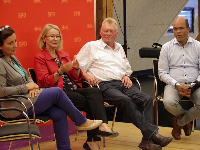 SPD Europa | Foto: Die beiden SPD-Mitglieder Zahide Sarikas und Reinhard Veit mit dem Kreisvorsitzenden Tobias Volz und der Vizepräsidentin des Europäischen Parlaments, Evelyn Gebhardt, in der Diskussion auf der Bühne des Konzilsaals. swb-Bild: of