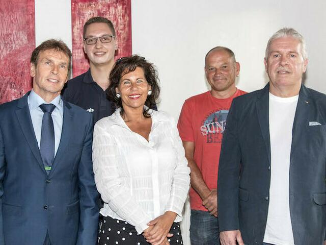 Verkehrswcht Steißlingen | Foto: Bei der Verkehrswacht (v.l.): Vorsitzender Willi Streit, Verkehrskadettenleiter Dennis Adelmann, Schatzmeisterin Cornelia Rappenecker, Frank Schludecker und der neue Geschäftsstellenleiter Harald Grömminger. swb-Bild: u