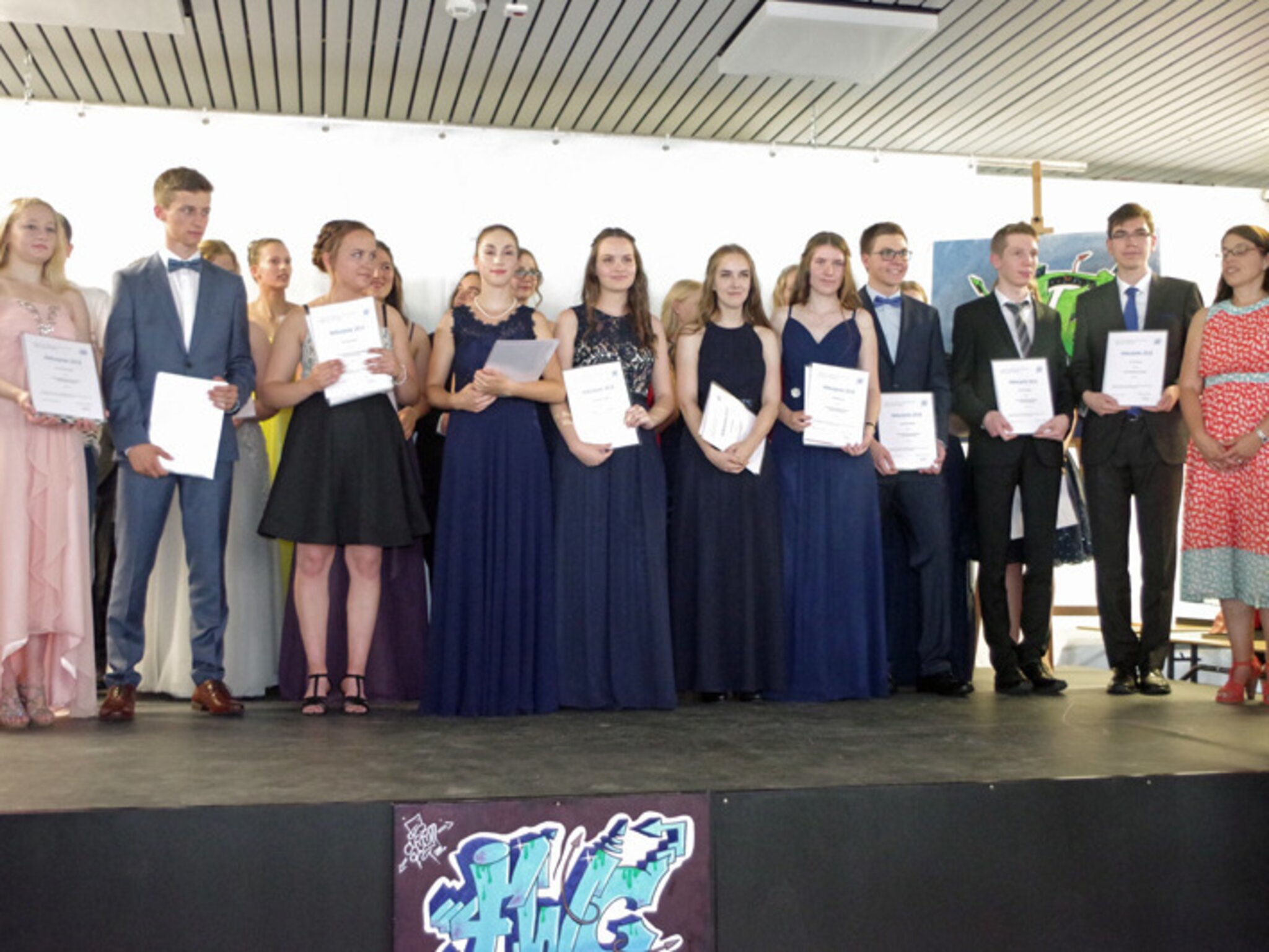 107 Abiturienten beim FriedrichWöhlerGymnasium verabschiedet Ein