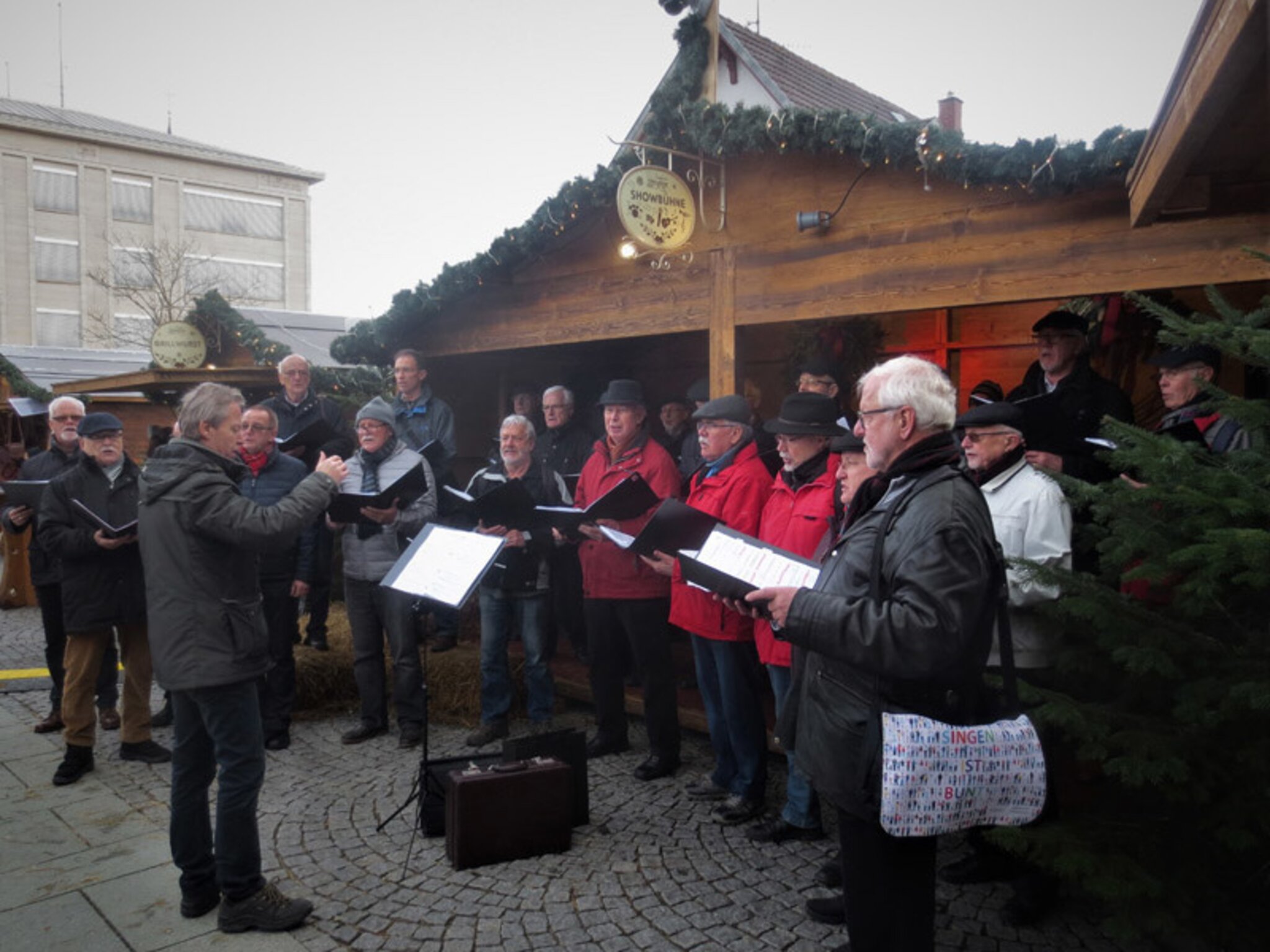 Adventlicher Stadtrundgang mit vielen romantischen Liedern: Männerchor ...