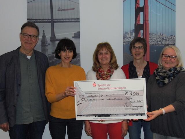 Oase Frauen Engen Scheck an Hospiz | Foto: Sie nahmen mit Freude den Scheck über 1.500 Euro entgegen, von links: ehrenamtlicher Mitarbeiter John Loram mit Alexandra Maigler von der Kinder- und Jugendhospizarbeit im Landkreis Konstanz, Maria Heiss, Iris Bieler und Uschi Maier von den OASE-Frauen.
s