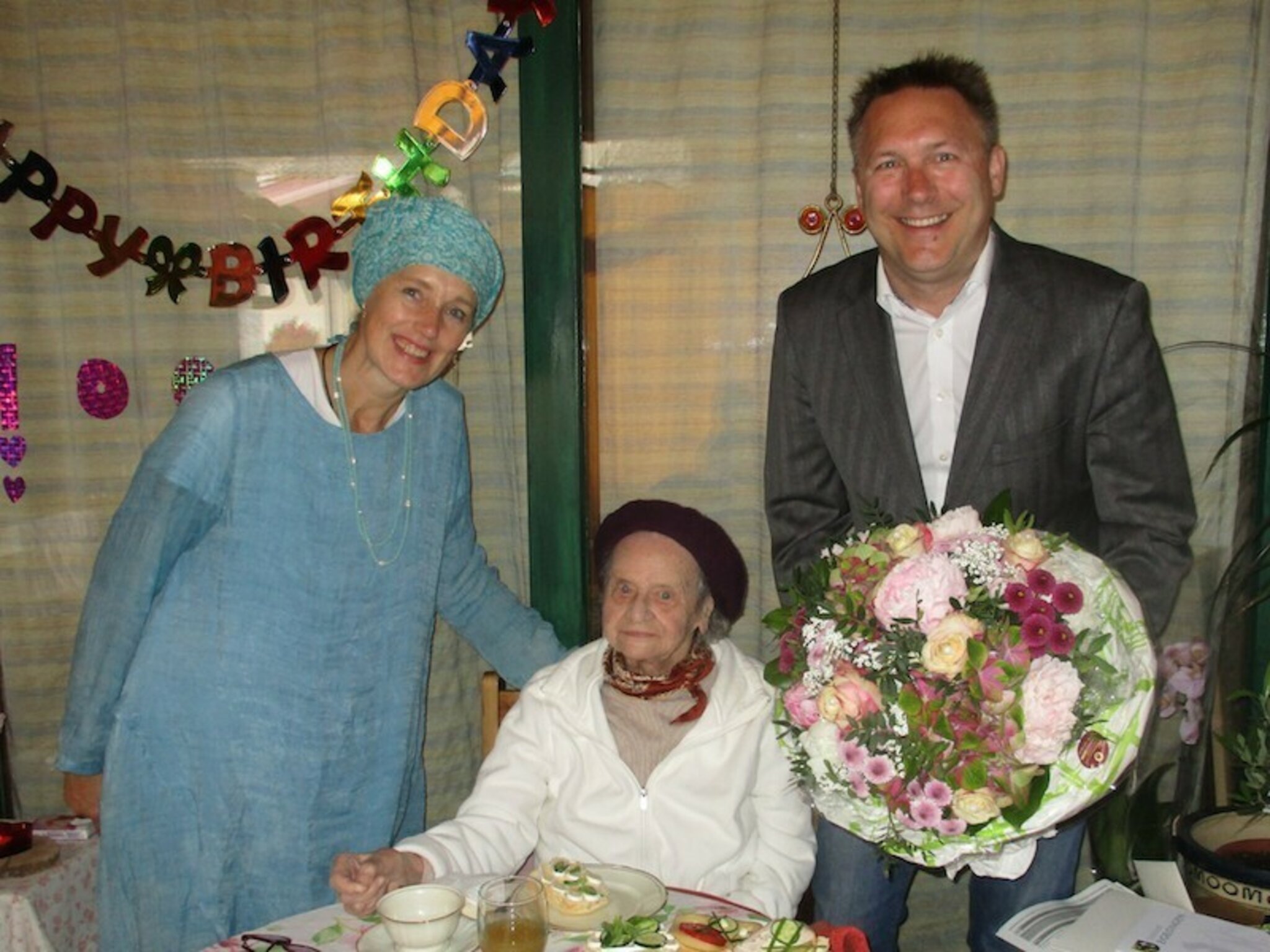 Anna Maria Ruth Fitzer feiert 100. Geburtstag: Ein Jahrhundert im ...