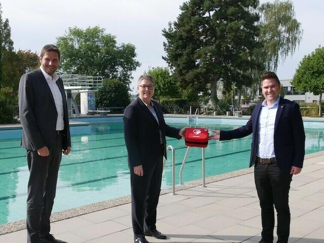 Defibrillator Spende Hilzingen | Foto: Frank Lammering und Andrea Grusdas von der Sparkasse Engen-Gottmadingen freuten sich, den Defibrillator an Hilzingens Bürgermeister Holger Mayer übergeben zu dürfen. Der kleine Lebensretter wird in der nächsten Saison im Freibad Hilzingen zur Verfügung st