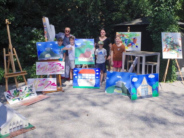 Malwettbewerb Scheffelhalle neu | Foto: Im Innenhof des Museums Art & Cars entstanden zum letzten Wochenende viele interessante Kinder-Kunstwerke über die einstige Scheffelhalle, die am Montagabend versteigert werden konnten. Im Bild der Vorsitzende der »Freunde der Scheffelhalle«, Peter Adrian