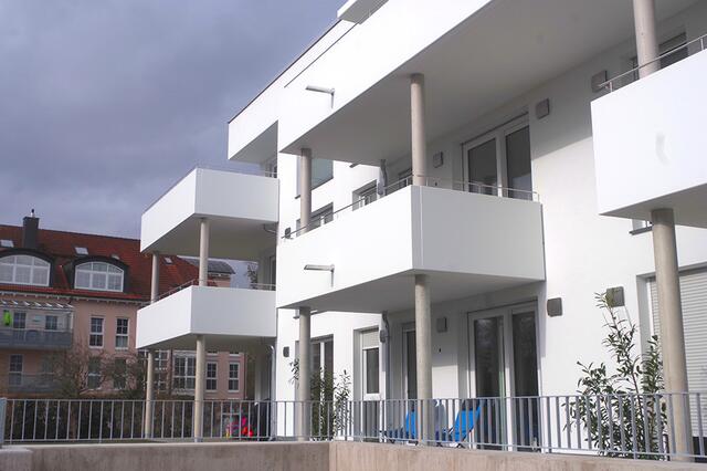 Foto: Mit großzügigen Balkonen und Terrassen in Südausrichtung wird hier bei dem Gebäude in zweiter Reihe für einen hohen Wohnwert gesorgt. Die Türen sind bodentief gestaltet, also auch barrierefrei zugänglich.