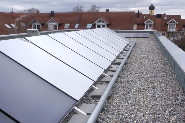 Foto: Auf dem Dach sind eine Anlage zur Solarthermie wie eine Photovoltaikanlage installiert, die das Gebäude dabei unterstützen, sich mit Wärme und Strom selbst versorgen zu können. swb-Bilder: of