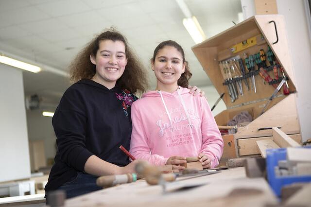 Girls' Day 2019 | Foto: Mädchen am Girls` Day 2019 in einer Schreinerei. // swb-Bild: kompetenzz - Björn Gaus