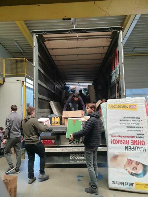 Eine ganze LKW-Ladung und mehrere Transporter konnten inzwischen beim Unternehmen Elma für die Reise in die Ukraine beladen werden.
