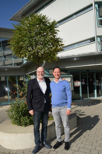 Bürgermeister Rainer Stolz mit dem Bürgermeister von La Roche, Jean-Claude Georget, im letzten Sommer bei der Vorbereitung des Partnerschaftsjubiläums. Nun ist es in 2023 verschoben.  | Foto: swb-Bild: Stadt Stockach