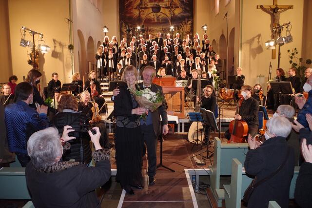 Mit stehenden Ovationen und vielen Blumen wurden Dirigentin Sabine Kotzerke und ihre musikalischen Mitstreiter nach dem Konzert in Gottmadingen gewürdigt.