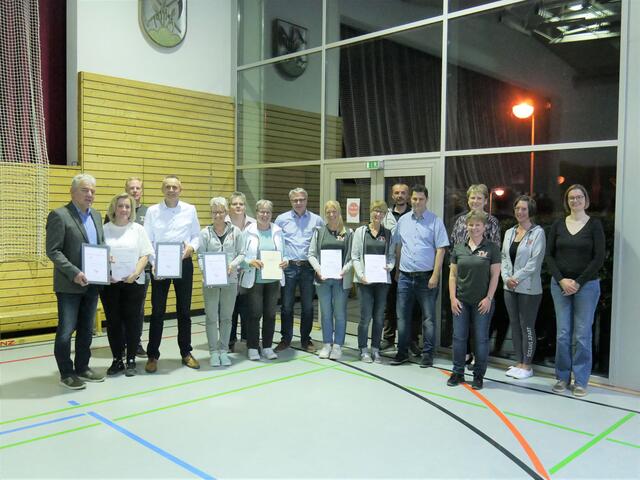 Die Geehrten sowie die neue Vorstandschaft des TV Bietingen v.l.: Hansi Auer, Vicki Sternberg-Martin, Daniel Leiter, Dirk Gandras, Regine Mayer, Christine Buchmann, Karin Wirsch, Gerhard Leitner, Monika Welte, Rita Berndes, Stefan Liehn, Manuel Zolg, Cornelia Seifert (hinten), Andrea Riedmüller (vorne), Franziska Hölzle, Petra Fritsch.