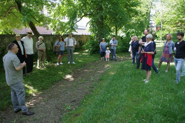 Hier stand man nicht auf einem Weg, sondern auf einer vermutlichen Chricket- oder Boulebahn, wie Museumleiter Ralph Stephan bei seiner Fürhung durch den sonst nicht zugänglichen Singener Schlosspark erklären konnte. | Foto: Oliver Fiedler