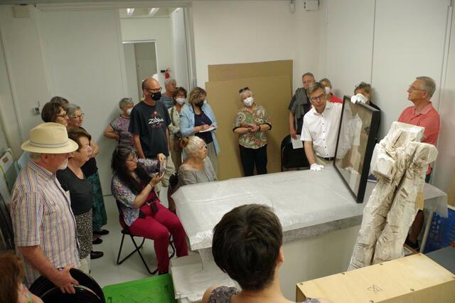 Die zumeist verborgenen Schätze des Singener Kunstmuseums fürhte Museumsleiter Christoph Bauer den interessierten Besucher im unterirdischen Magazin vor - und wie sie für die Zukunft gesichert werden. | Foto: Oliver Fiedler