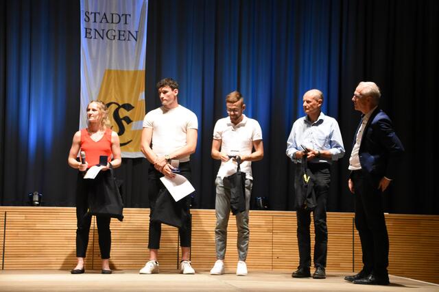 Die 2020 geehrten Leichtathleten von links Luzia Herzig, Enrico Güntert und Thomas Kamenzin, zusammen mit dem Trainer und Sonderpreisträger Winfried Herzig und Bürgermeister Johannes Moser. | Foto: ak