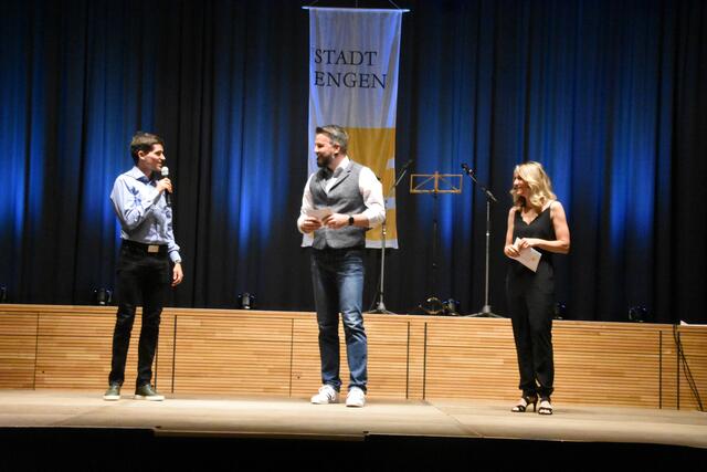 Der Ehrengast und Gastredner, erfolgreicher Mittelstreckenläufer Timo Benitz (links), Moderator Phillipp Gaiser (Mitte) und Moderatorin Isabel Meier-Lang (rechts). | Foto: ak