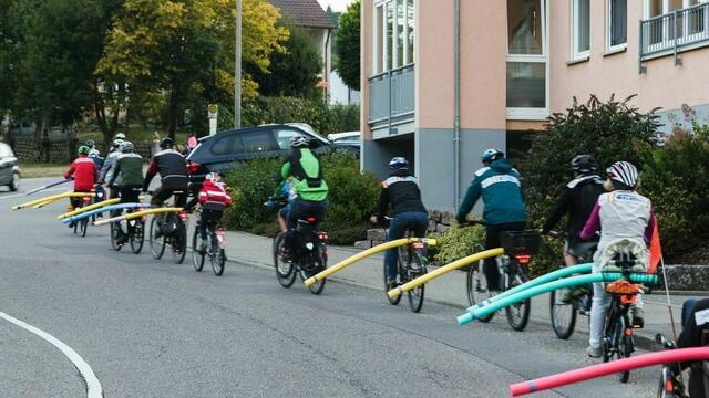 In vielen Städten haben Fahrradfahrer zu besonderen Aktionen gegriffen, um den Mindestabstand beim Überholen sichtbar zu machen wie hier beim ADFC Heidenheim | Foto: ADFC BW/Heidenheim