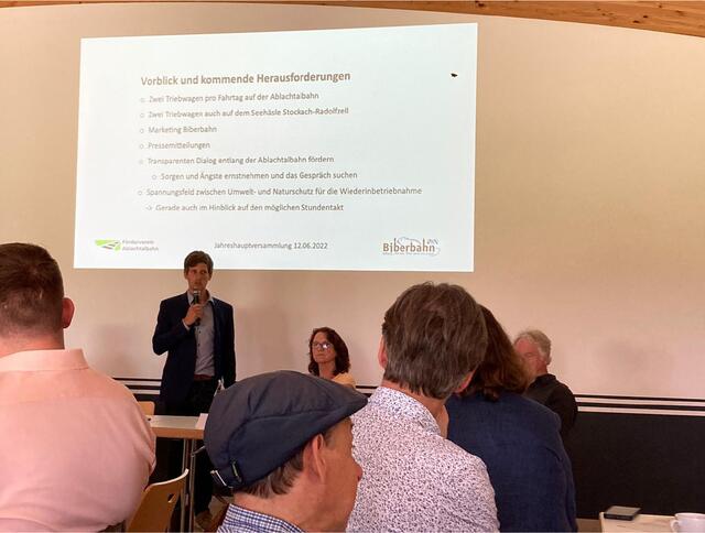 Die Jahreshauptversammlung des Fördervereins Ablachtalbahn am Sonntag in Sauldorf. Am Mikrofon Vorsitzender Severin Rommeler, rechts daneben Beisitzerin Martina Mülherr. | Foto: Förderverein Ablachtalbahn