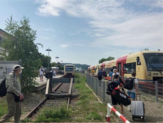 Der Umstieg in Stockach von der Biberbahn zum Seehäsle in Richtung Radolfzell. | Foto:  Förderverein Ablachtalbahn 