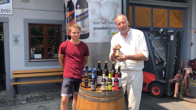 Dr. Günter Schäfer und sein designierter Nachfolger Moritz Krug bei einer Verkostungsaktion in der Stahringer Steuobstmosterei. | Foto: Stahringer Streuobsmosterei