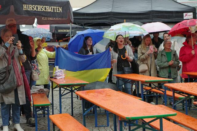 Zum Anfeuern des Auftakts wurde auch die ukrainische Flagge geschwenkt. | Foto: Fiedler