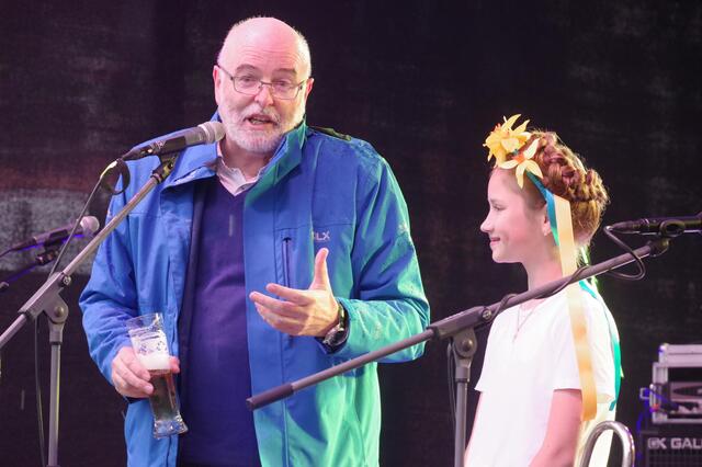 Rainer Stolz versuchte sich bei der Ansage für due elfjährige Valentina in Ukrainisch als Moderator.  | Foto: Fiedler
