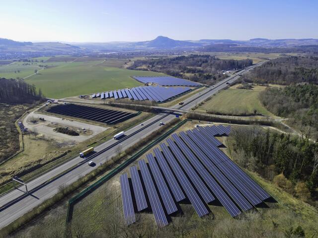 Der Blick aus der Luft macht die Dimensionen des neuen Solarpark "Rumisbol" der EnBW deutlich. | Foto: Energiewerk GmbH