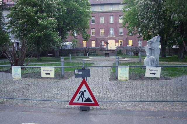 Der Klinikverbund muss umgebaut werden - doch in welche Richtung. Dier Kreisverband der Linken will die BürgerInnen in diese Diskussion mit einbeziehen. Im Bild die »Baustelle Krankenhaus Singen. | Foto: of/ Archiv