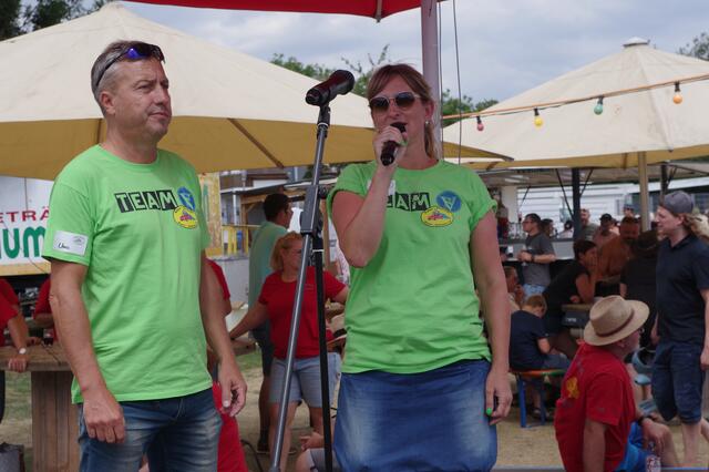 Die neue Vorsitzende der Käferfreunde Hegau-Bodensee, Esther Schmidt, mit ihrem Vorgänger Uwe Miczuga bei der Prämierung der schönsten Käfer und dem Dank an die vielen Gäste und Besucher. | Foto: Fiedler