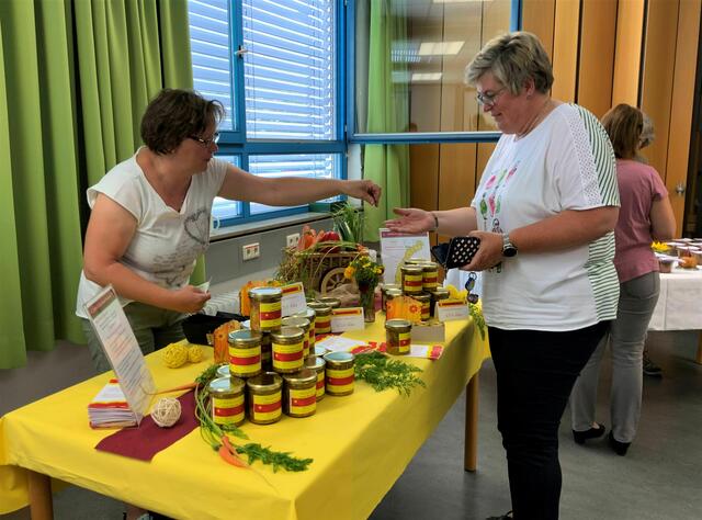 Am Vermarktungstag kauft Anita Grabowski (rechts) bei Jutta Magg ein. | Foto: Landkreis Konstanz