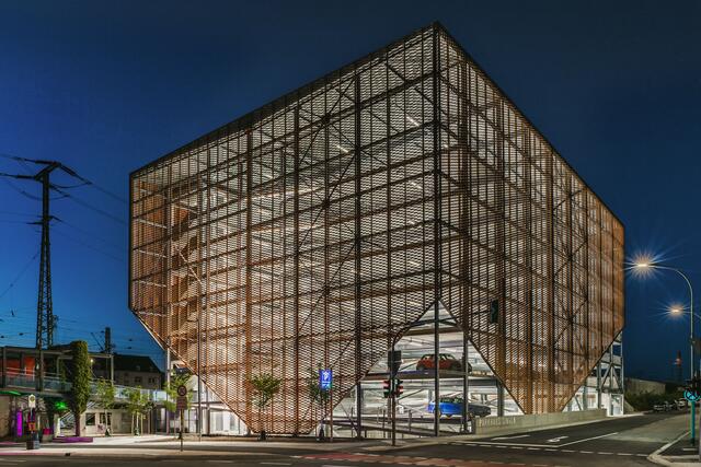 In der Nacht ist das neue Parkhaus an der Julius-Bührer-Straße in Singen eine ganz besondere Wegmarke. | Foto: Guido Kasper/ Büro Wuhrer