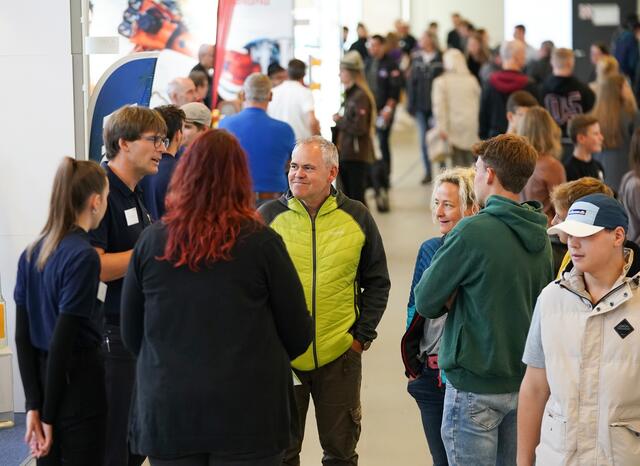 Längst nicht zur Schulklassen besuchten die Berufemesse, | Foto: Michael Kienzler