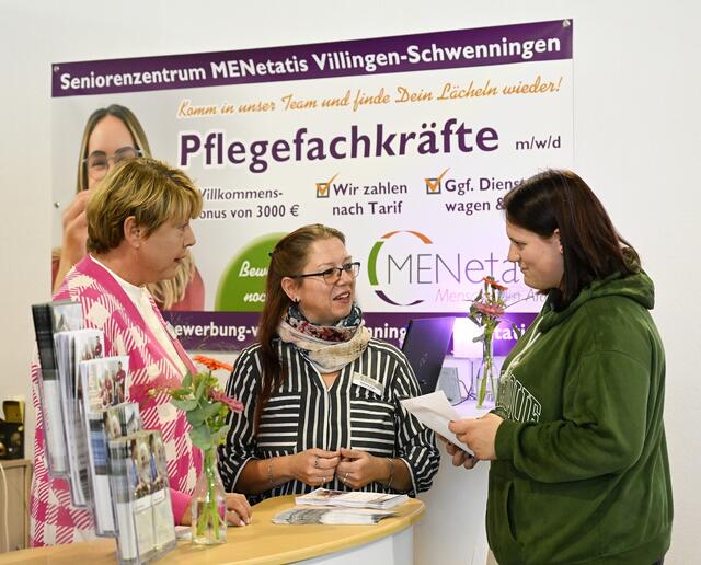 Die Pflegeberufe nutzen das Podium um fundiert zu informieren. | Foto: Michael Kienzler
