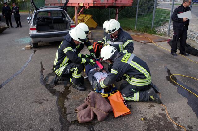 Unter anderem aus einem Auto musste eine Person bei der Hauptprobe der Feuerwehr Orsingen-Nenzingen gerettet werden. | Foto: swb-Bild: Oliver Fiedler