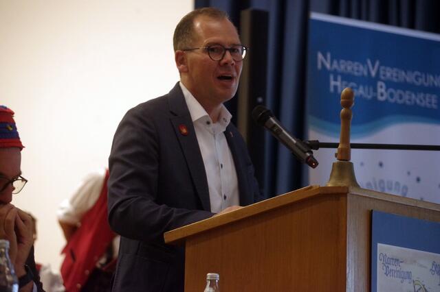 Thorsten Scigiano stellte Mühlingen den Narren Mühlingen als "große Kreisstadt" vor. | Foto: Fiedler