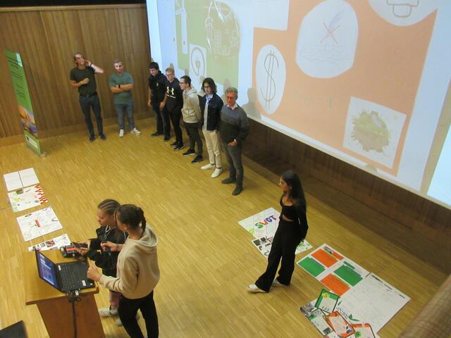 Eine der internationalen Arbeitsgruppen bei ihrer Präsentation. | Foto: Ulrich Scheller