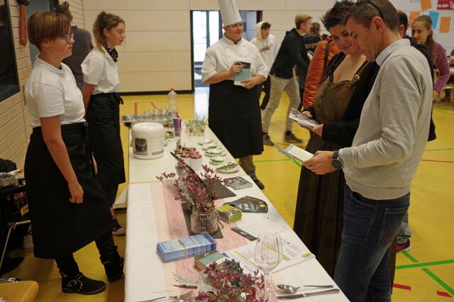 in 2019 wurde die Lehrstellenbörse in der Worblinger Hardberghalle veranstaltet. Jetzt soll wieder vorgestellt werden, wie groß das Angebot für Ausbildung in der eigenen Gemeinde ist. | Foto: Fiedler/ Archiv