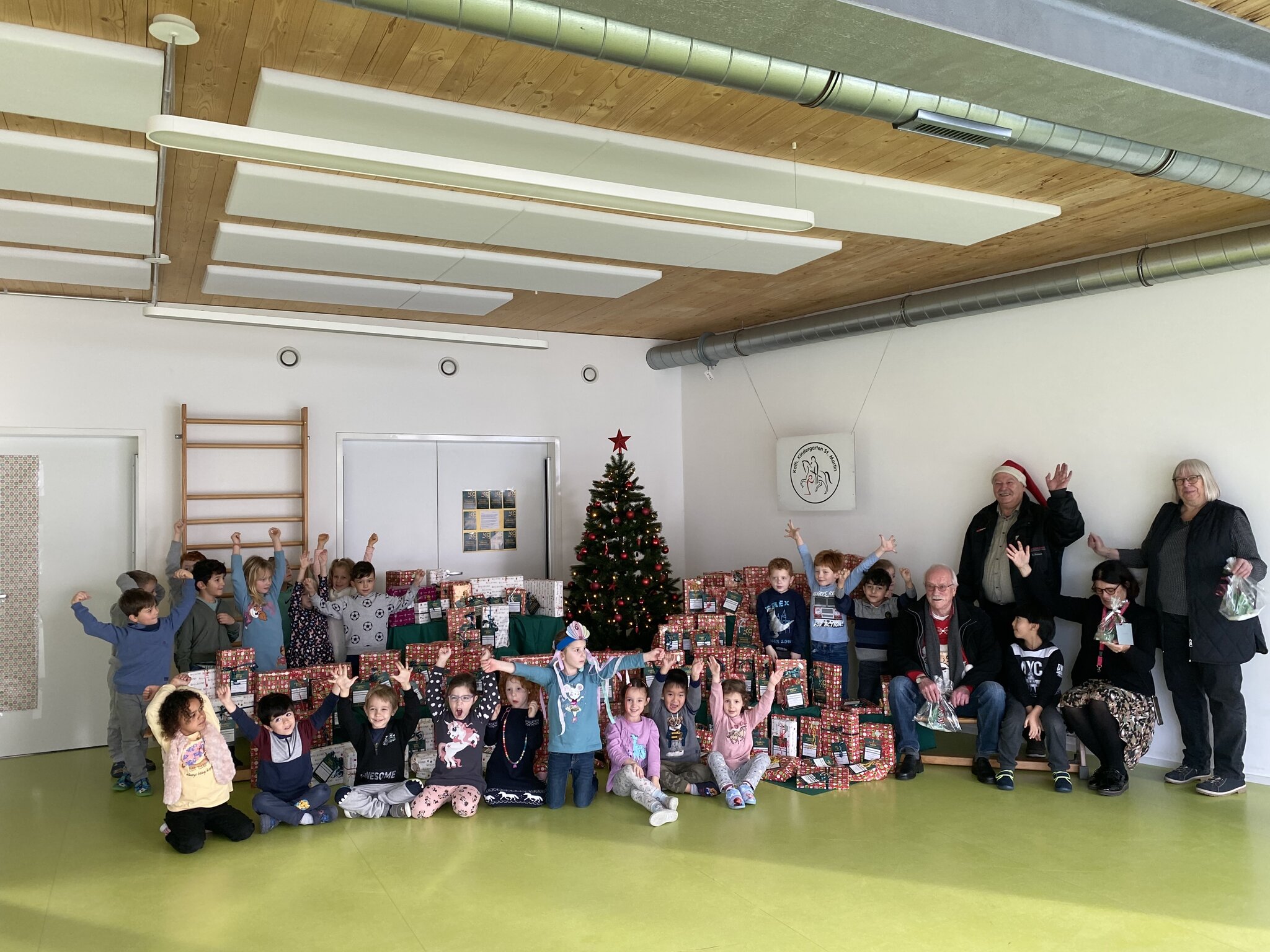 Großes Dankeschön für den Wunschbaum: 130 Kinder durften sich in der