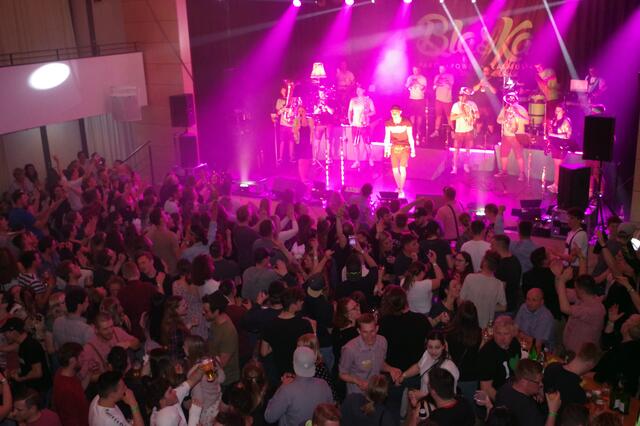 Die Partys waren ab dem Frühjahr wieder zurück: hier mit Blaska schon maskenlos in der Rielasinger Talwiesenhalle.