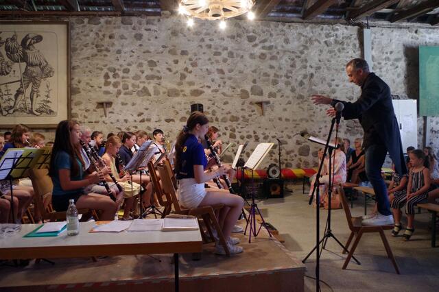 Nachgefeiert wurde auch das Jubiläum der Jugendmusikschule westlicher Hegau – mit Festkonzert, dem Sommerkonzert in der Burg Riedheim hier im Bild wie einem starken Weihnachtskonzert.
