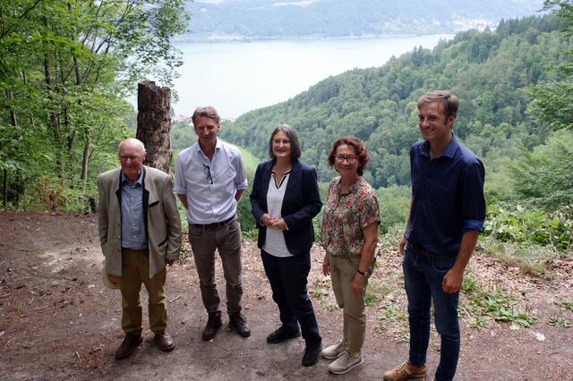 Die Wälder der Grafen von Bodman auf dem Bodanrück werden zum Bannwald. Regierungspräsidentin Bärbel Schäfer konnte den Vertrag mit dem Forst bei prächtiger Aussicht unterzeichnen.