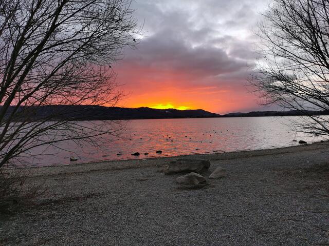 Sonnenuntergang an der Radolfzeller Hafenmole im Februar. | Foto: Oliver Fiedler